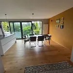Modern Oasis Of Peace With Garden, Public Transport Apartment