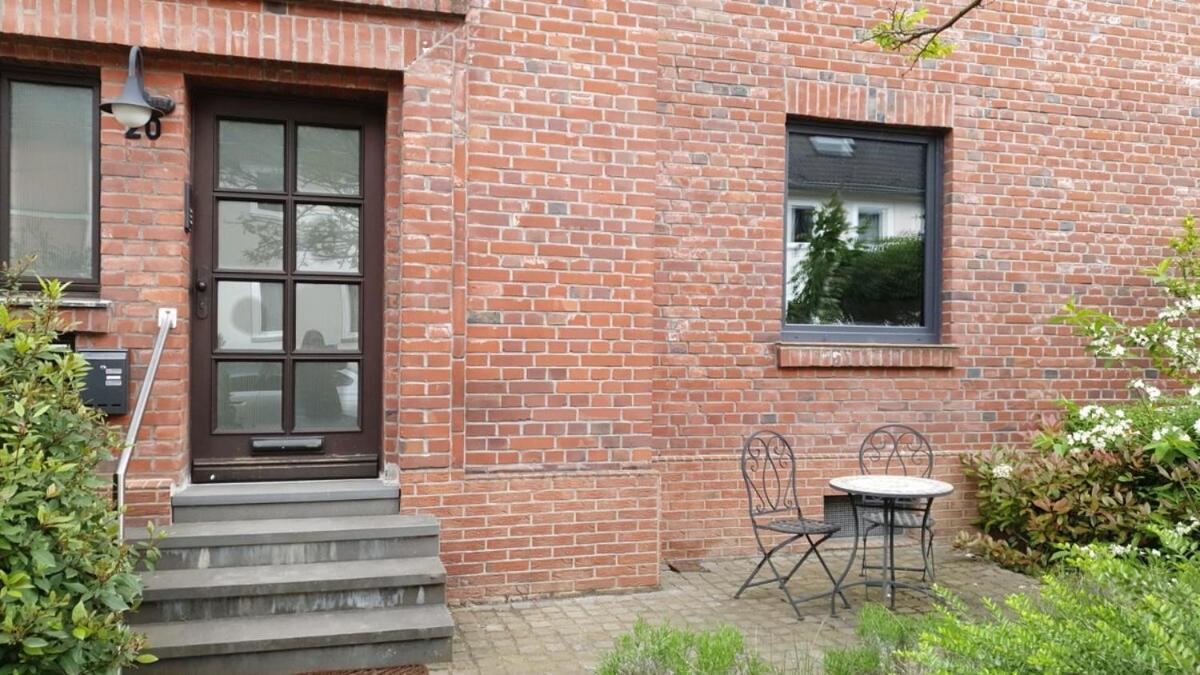 Modern Oasis Of Peace With Garden, Public Transport Apartment